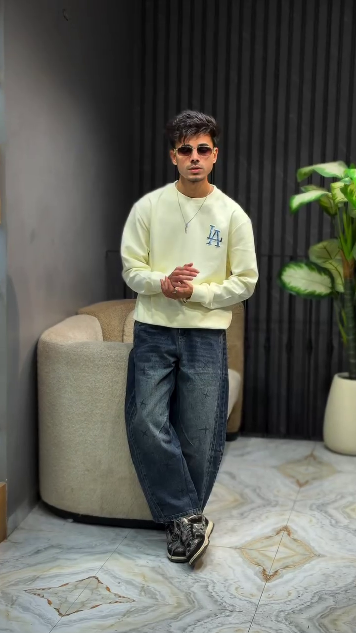 ⚡ Minimal Light Green Crew-Neck Sweatshirt Paired With Dark Baggy Denim Jeans for Relaxed Men’s Streetwear Styling